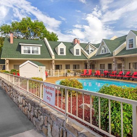 Econo Lodge Inn & Suites Gatlinburg At The Convention Center Exterior photo