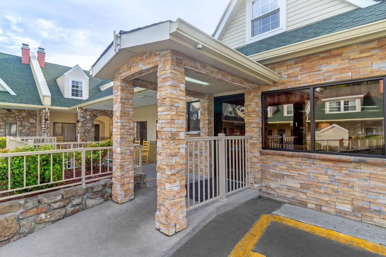 Econo Lodge Inn & Suites Gatlinburg At The Convention Center Exterior photo