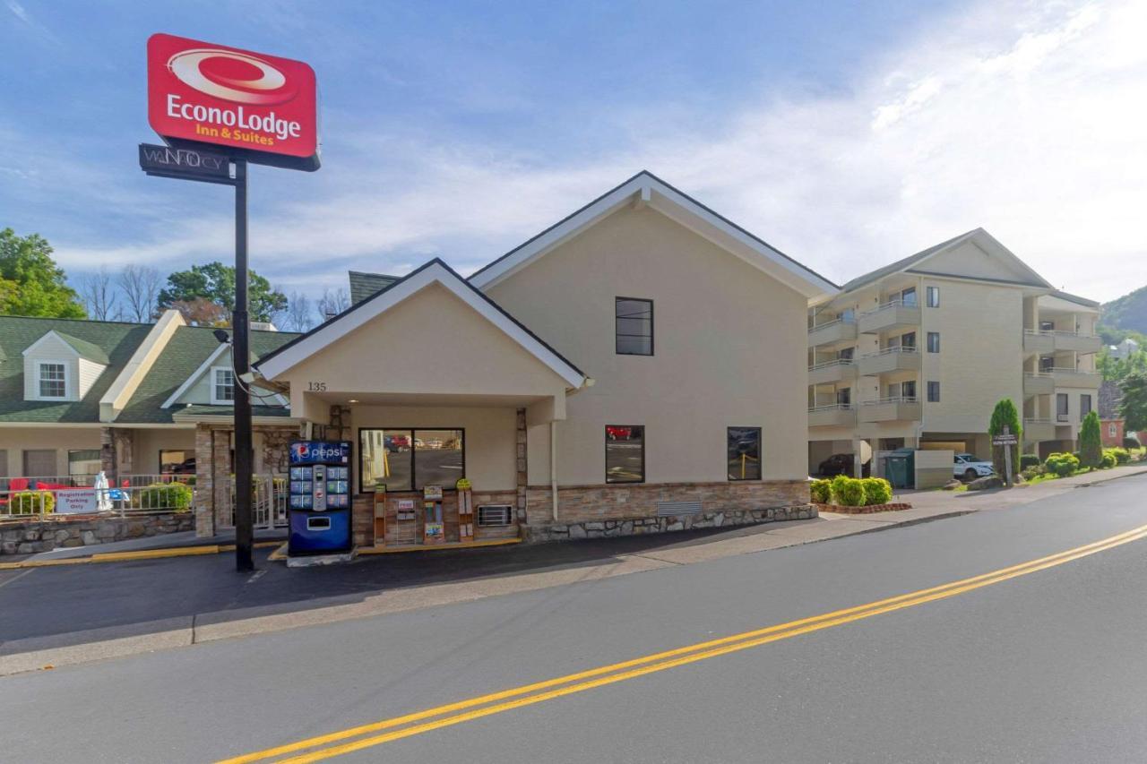 Econo Lodge Inn & Suites Gatlinburg At The Convention Center Exterior photo