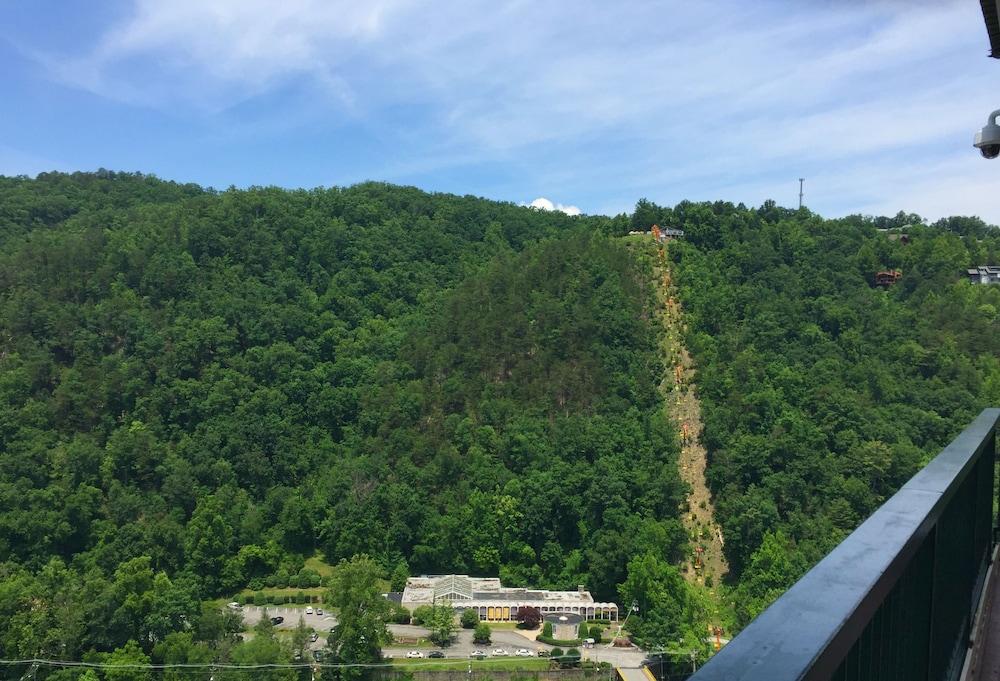 Econo Lodge Inn & Suites Gatlinburg At The Convention Center Exterior photo