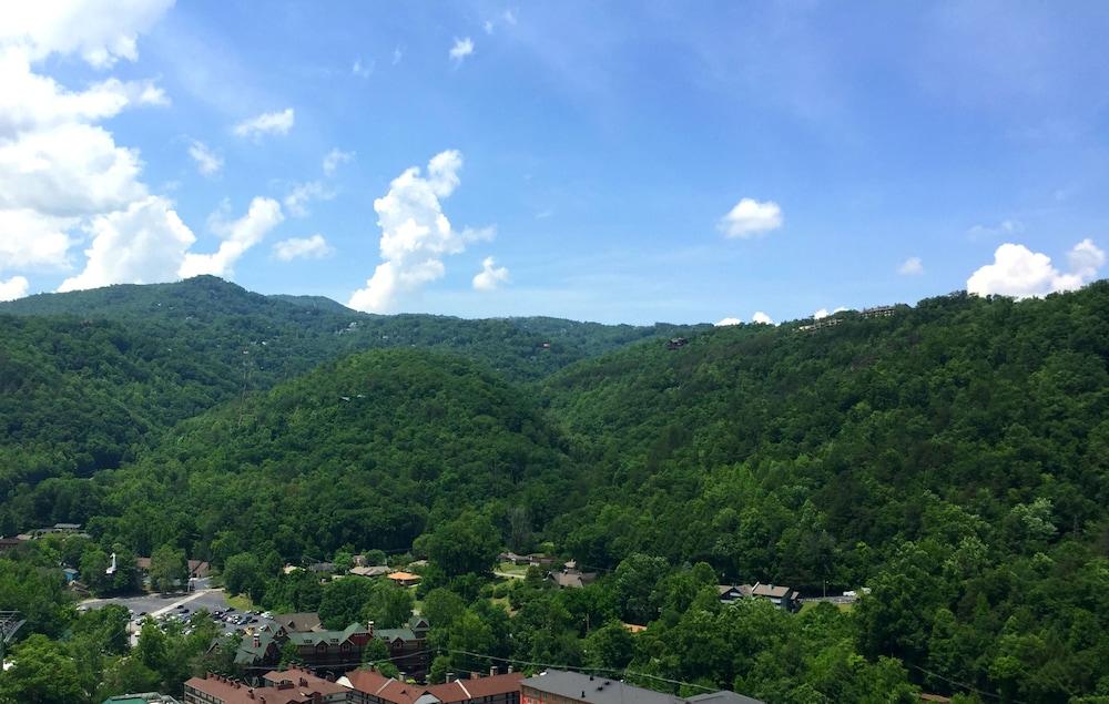 Econo Lodge Inn & Suites Gatlinburg At The Convention Center Exterior photo