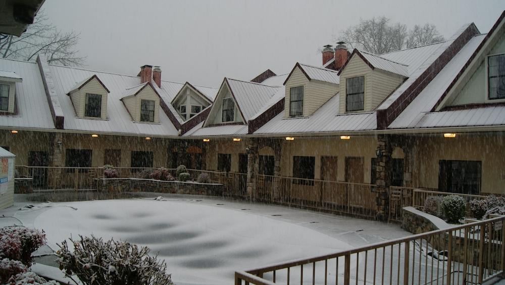Econo Lodge Inn & Suites Gatlinburg At The Convention Center Exterior photo