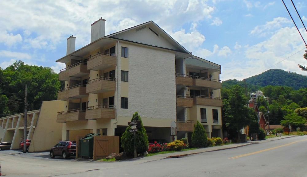 Econo Lodge Inn & Suites Gatlinburg At The Convention Center Exterior photo