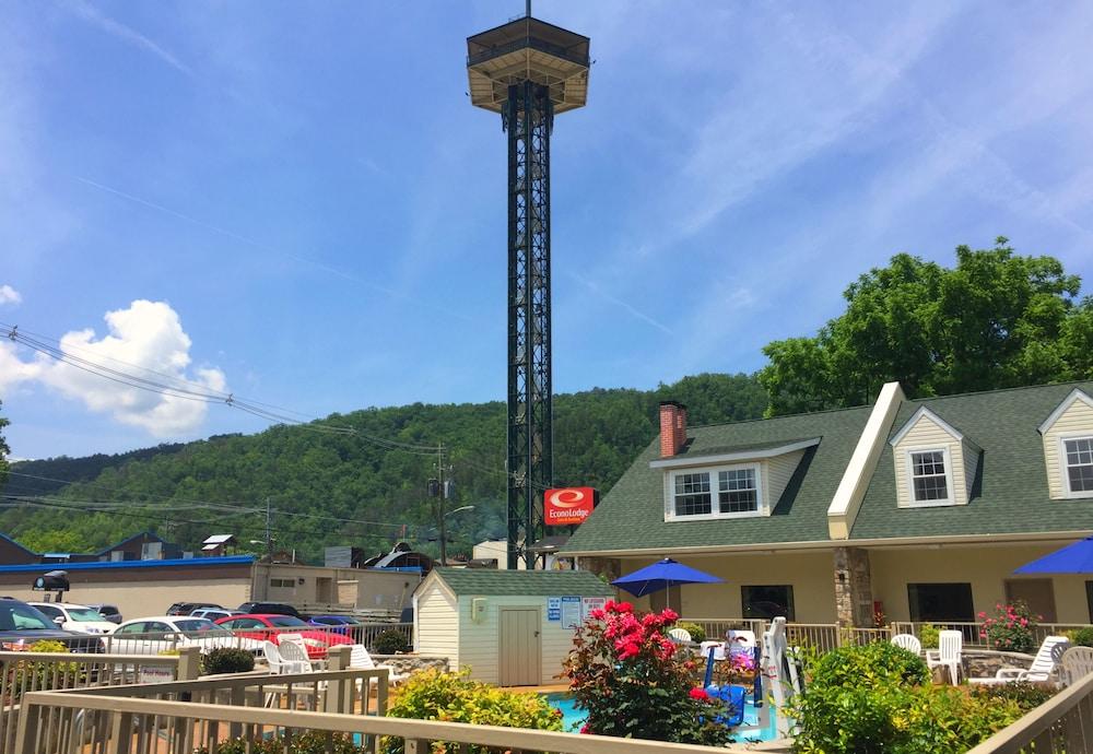 Econo Lodge Inn & Suites Gatlinburg At The Convention Center Exterior photo