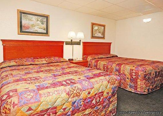 Econo Lodge Inn & Suites Gatlinburg At The Convention Center Room photo