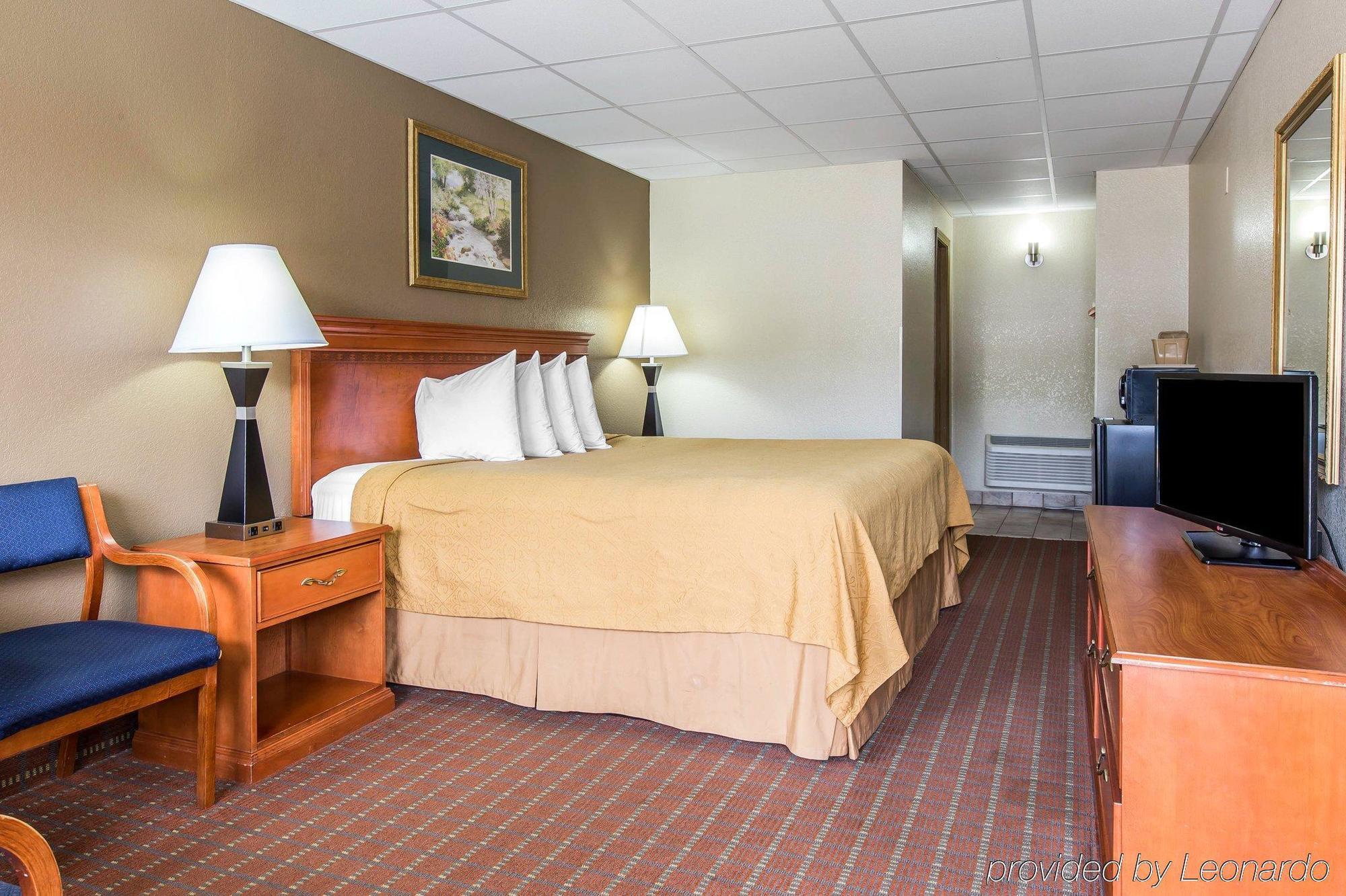 Econo Lodge Inn & Suites Gatlinburg At The Convention Center Exterior photo