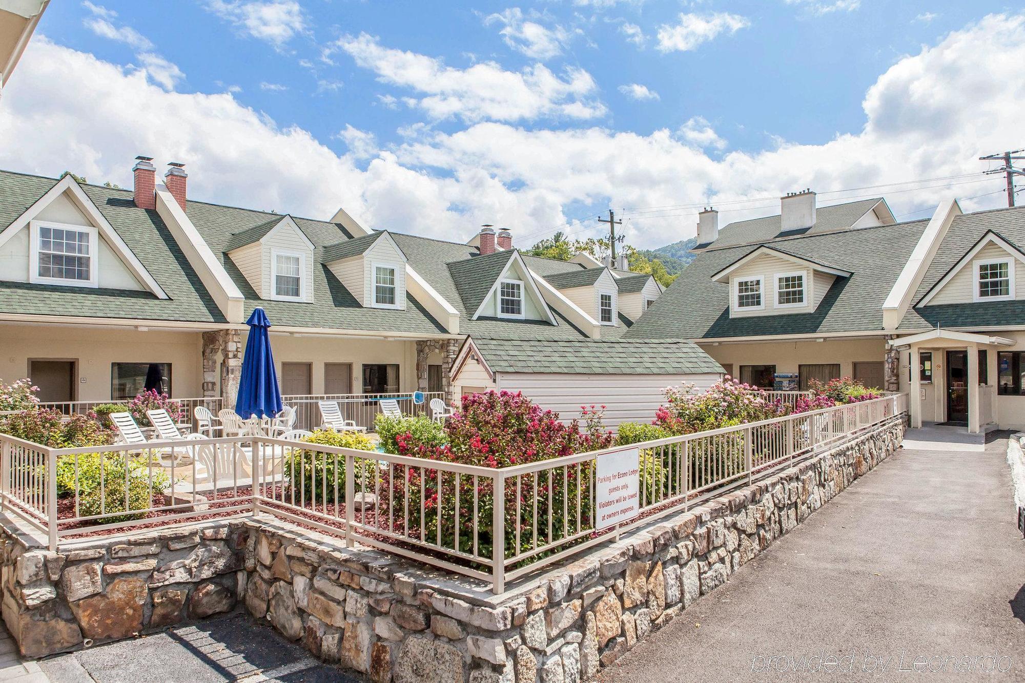 Econo Lodge Inn & Suites Gatlinburg At The Convention Center Exterior photo