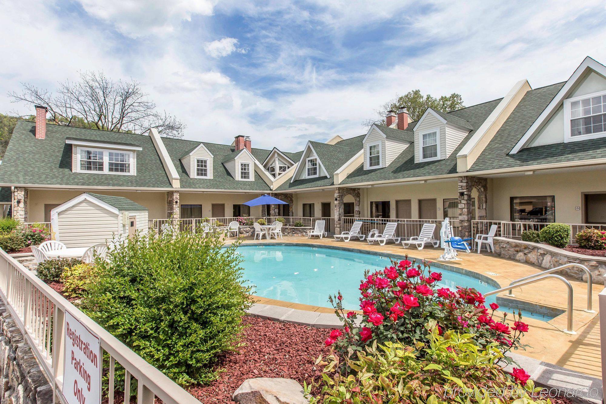 Econo Lodge Inn & Suites Gatlinburg At The Convention Center Exterior photo