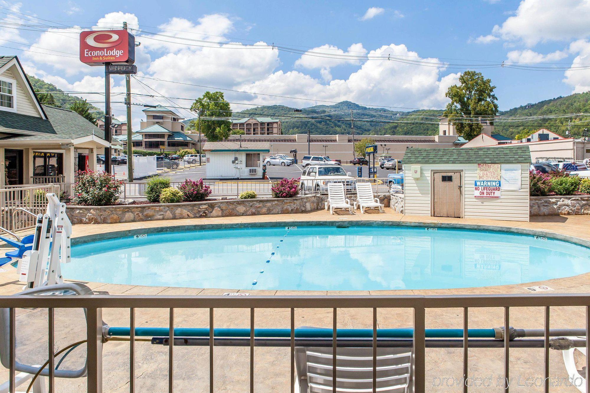 Econo Lodge Inn & Suites Gatlinburg At The Convention Center Exterior photo