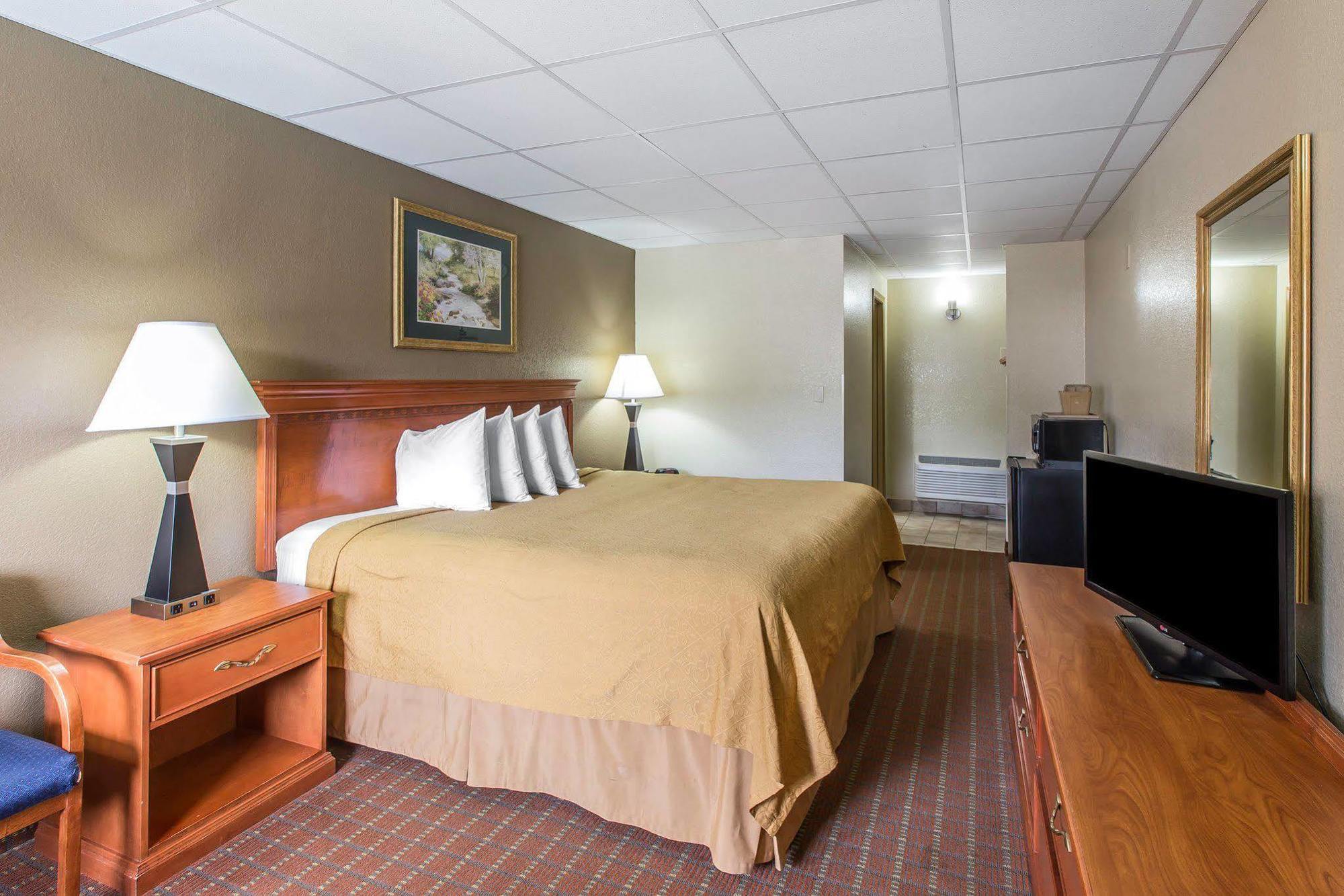 Econo Lodge Inn & Suites Gatlinburg At The Convention Center Exterior photo