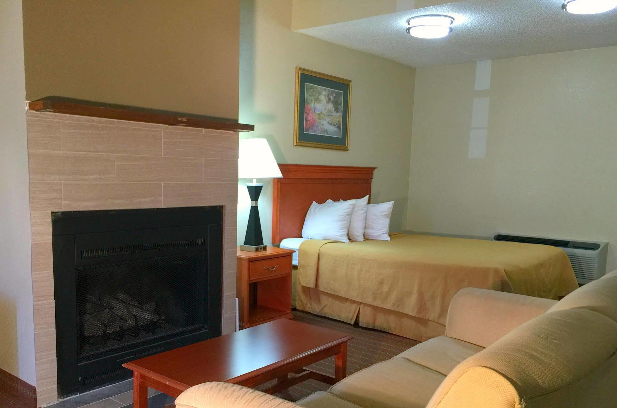 Econo Lodge Inn & Suites Gatlinburg At The Convention Center Exterior photo