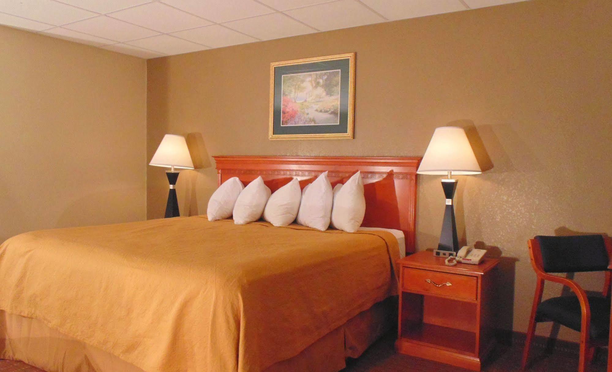 Econo Lodge Inn & Suites Gatlinburg At The Convention Center Exterior photo