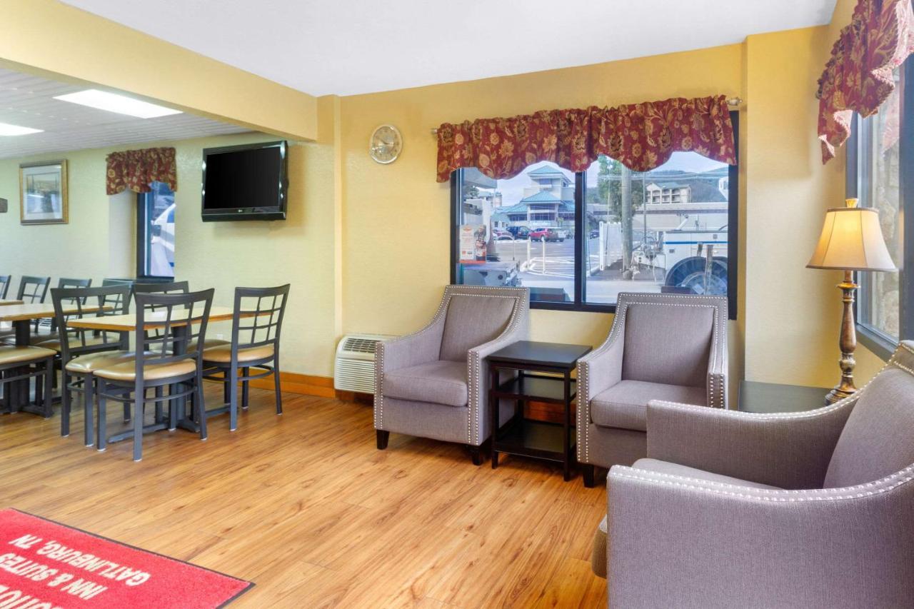 Econo Lodge Inn & Suites Gatlinburg At The Convention Center Exterior photo