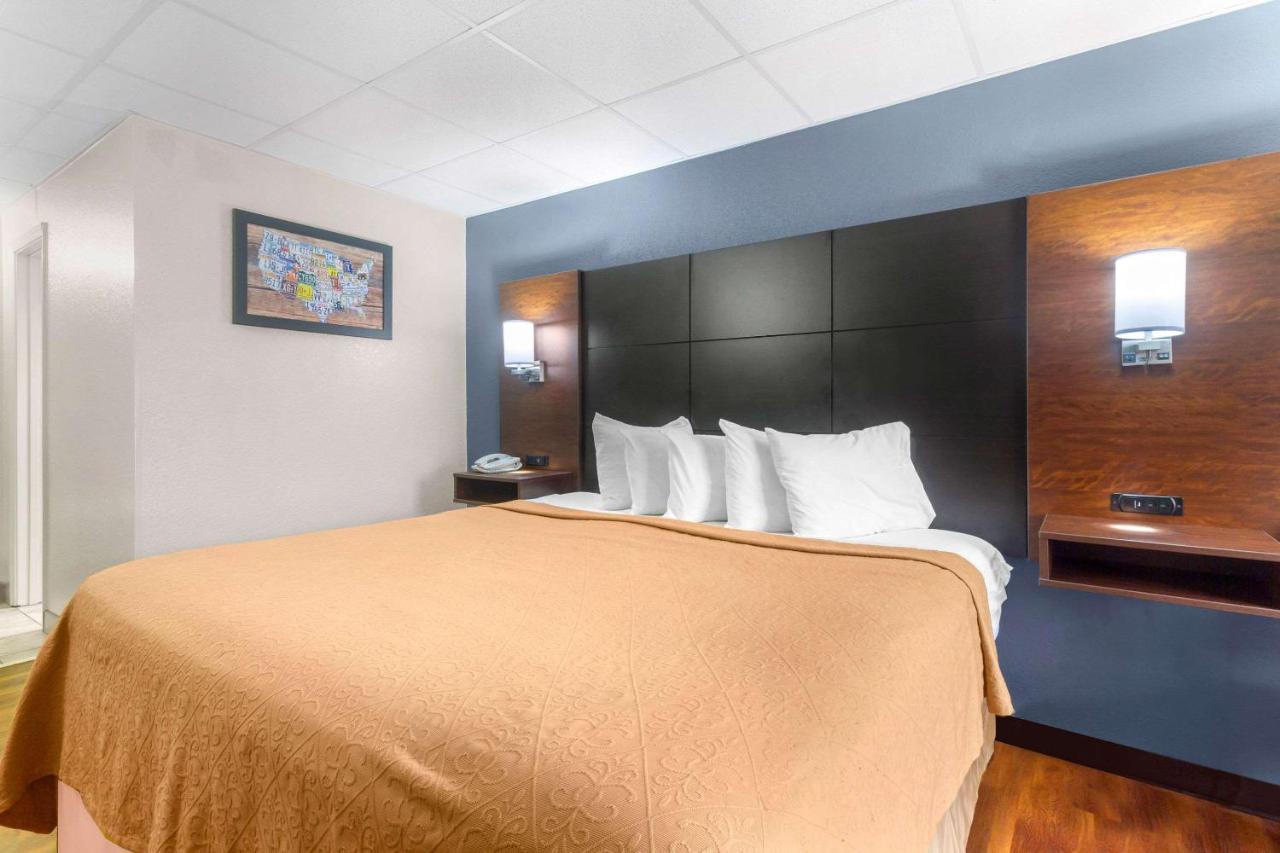 Econo Lodge Inn & Suites Gatlinburg At The Convention Center Exterior photo