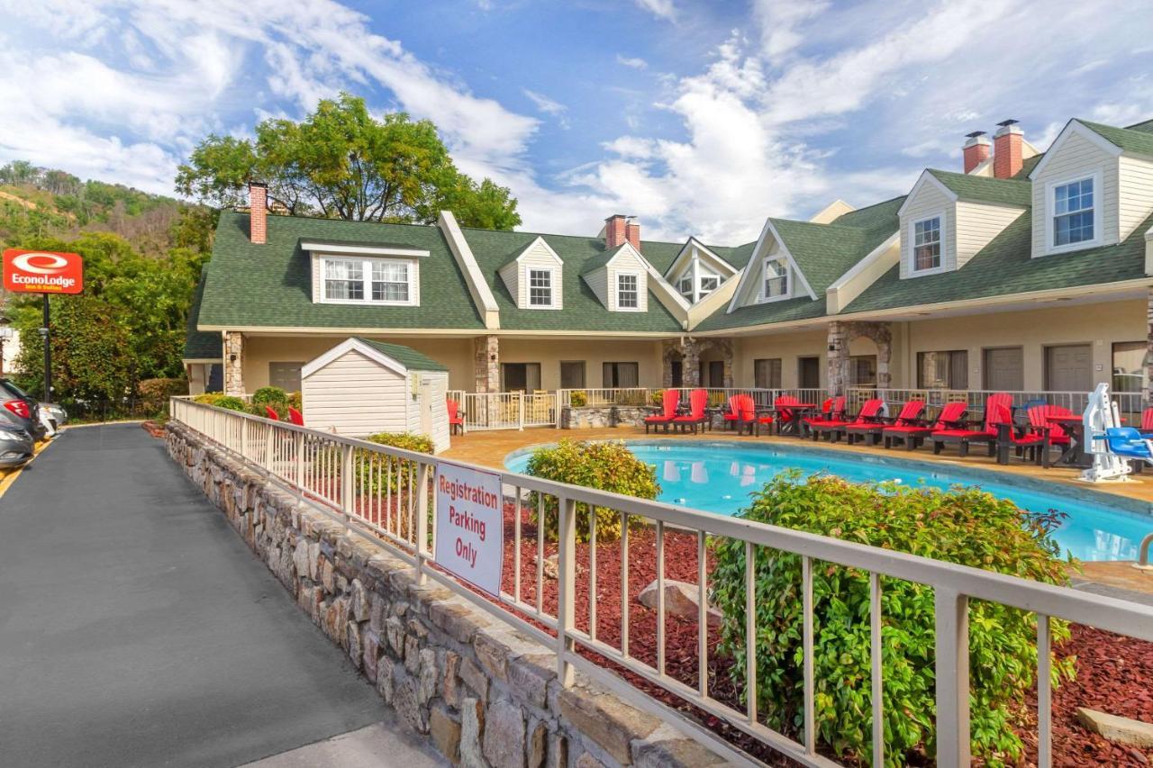 Econo Lodge Inn & Suites Gatlinburg At The Convention Center Exterior photo