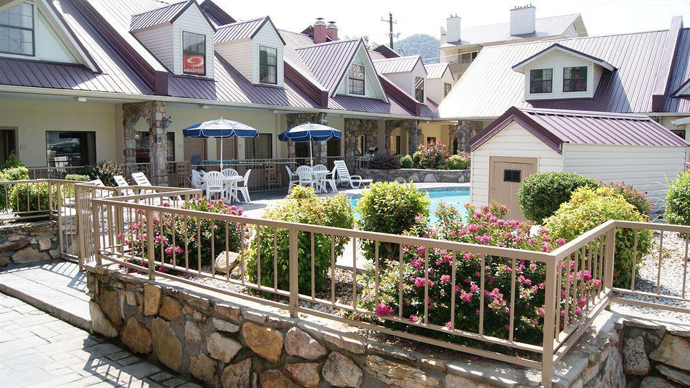 Econo Lodge Inn & Suites Gatlinburg At The Convention Center Exterior photo